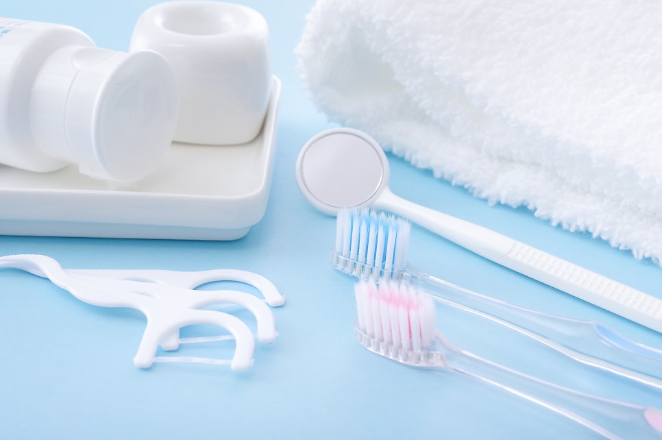 대전임플란트 잇몸뼈 인공 치근 식립 과정과 치아 모양 보철물 장착 기본 방법